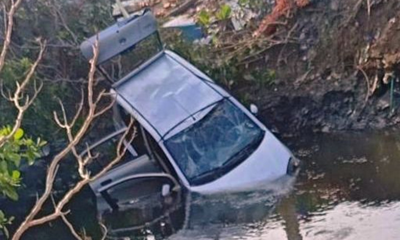 Motorista morre após carro cair dentro de valão