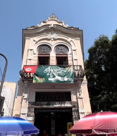 Mulher cai de segundo andar durante evento de samba no Rio