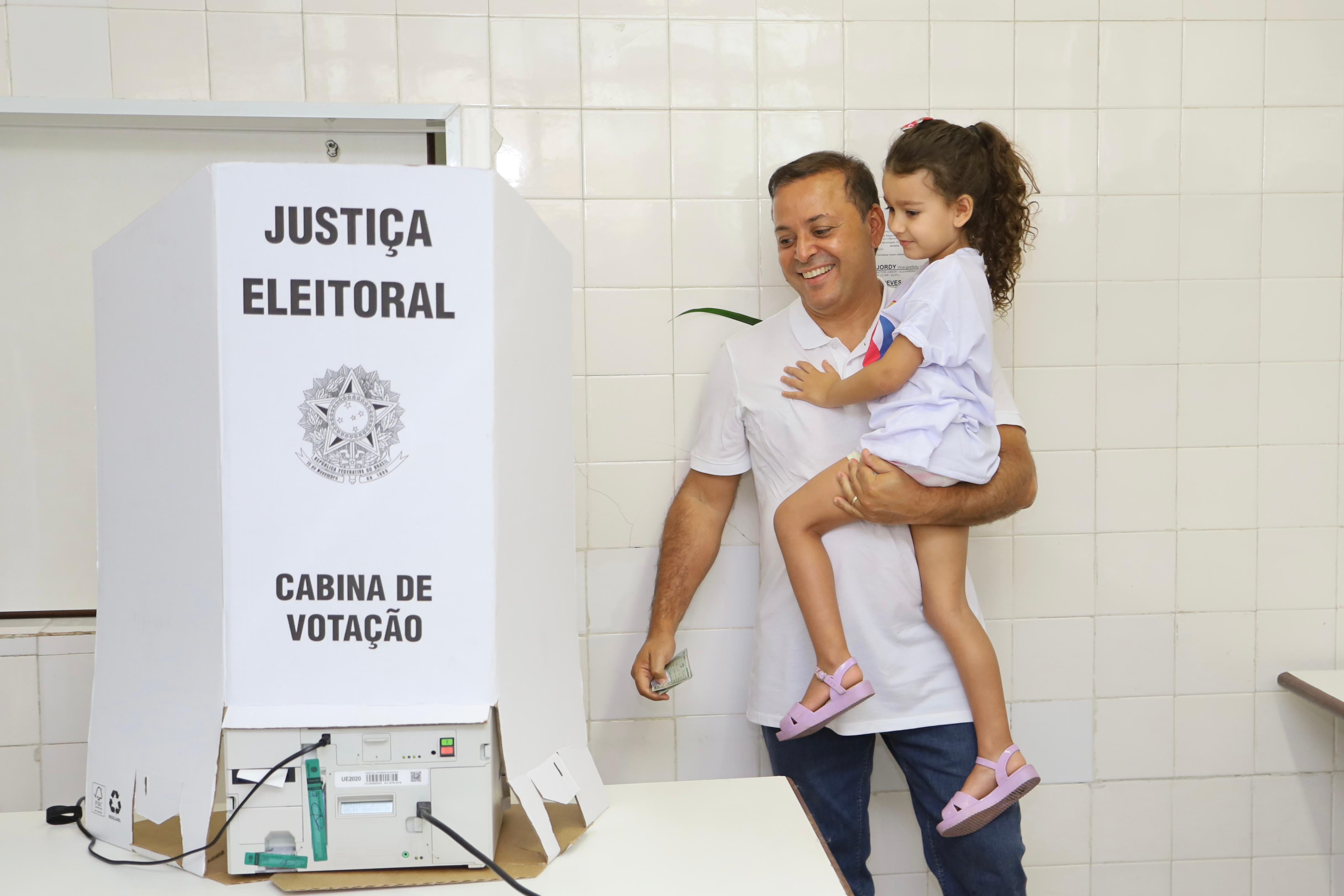 'Niterói livre de milícias', enfatiza Rodrigo Neves ao votar