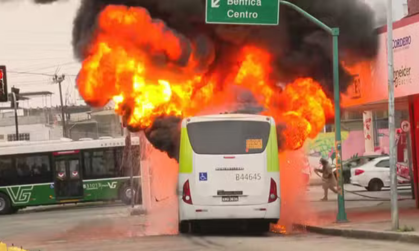 Ônibus em chamas assusta na Zona Norte do Rio