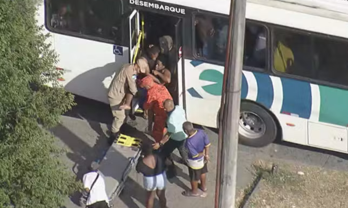 Passageira não aguenta e desmaia em ônibus superlotado no Rio