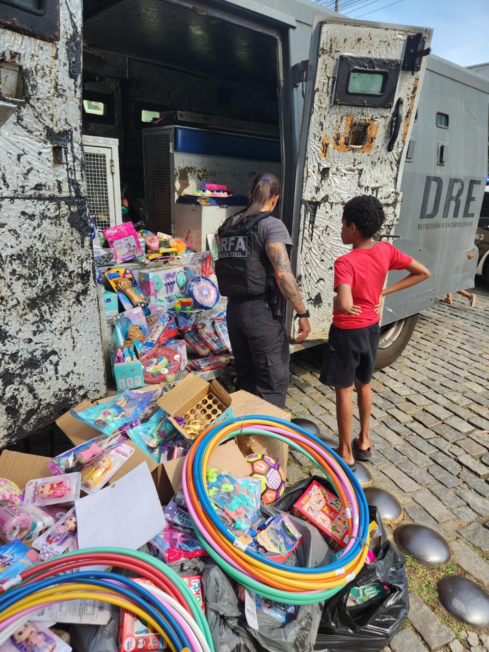 Polícia usa 'caveirão' para distribuir brinquedos na Zona Norte