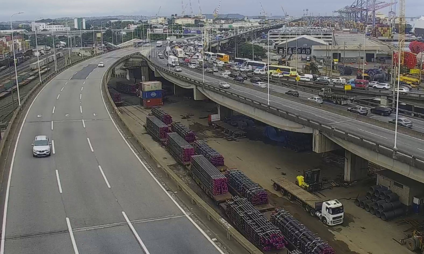 Ponte Rio-Niterói: saída pro feriadão tem fluxo intenso e acidente