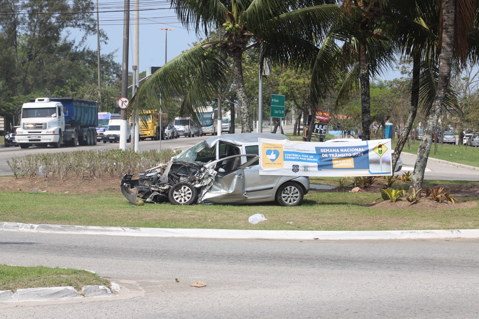 Prefeitura espalha carros batidos em Rio das Ostras; entenda