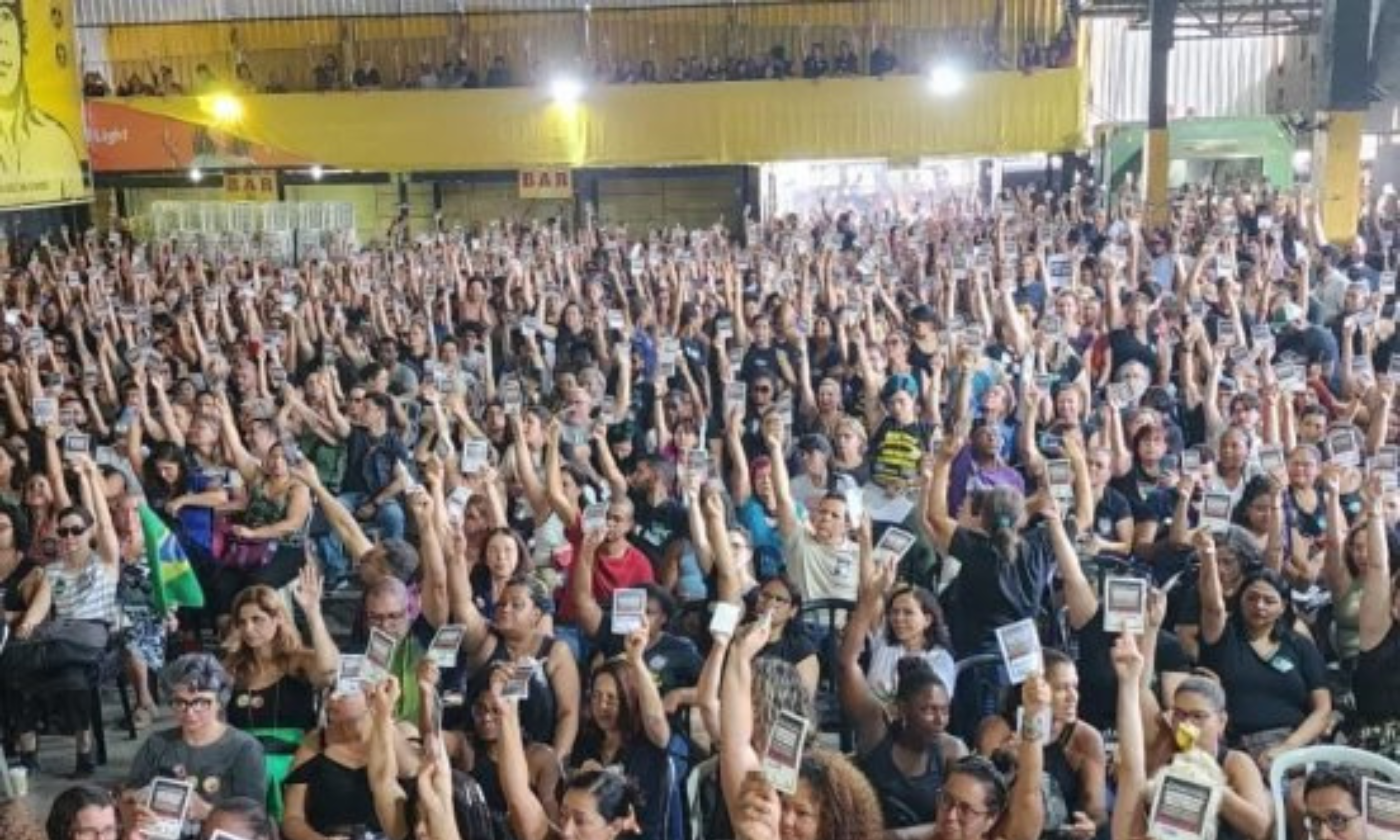 Professores iniciam greve com protesto no Centro do Rio