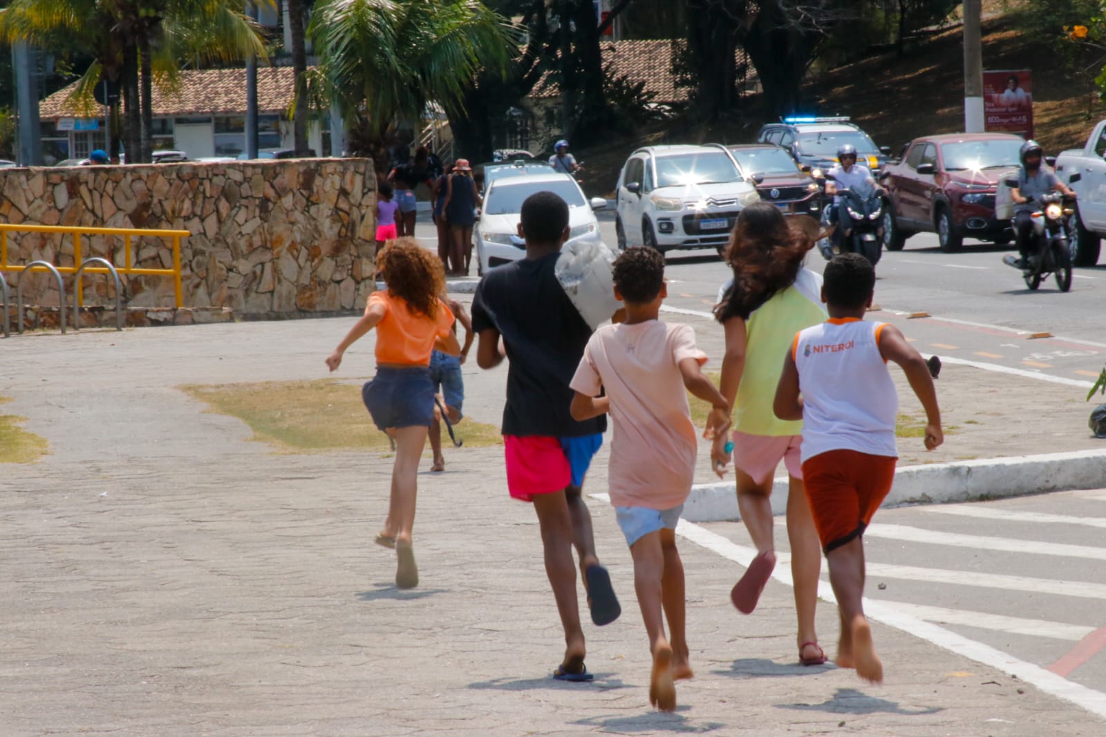 Tradição! Corrida atrás de doces movimenta ruas de Niterói