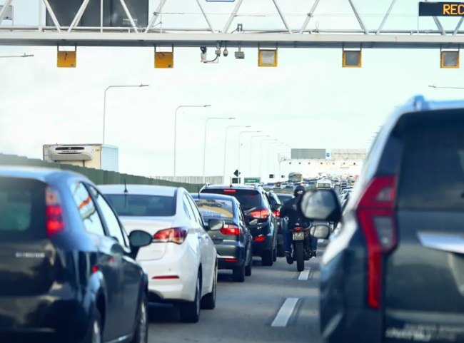 Trânsito lento na Ponte Rio-Niterói após acidente