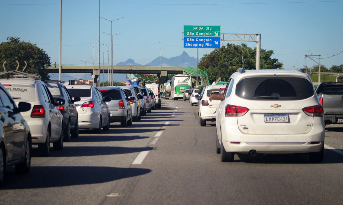 Trânsito parado na BR-101; carro pegou fogo