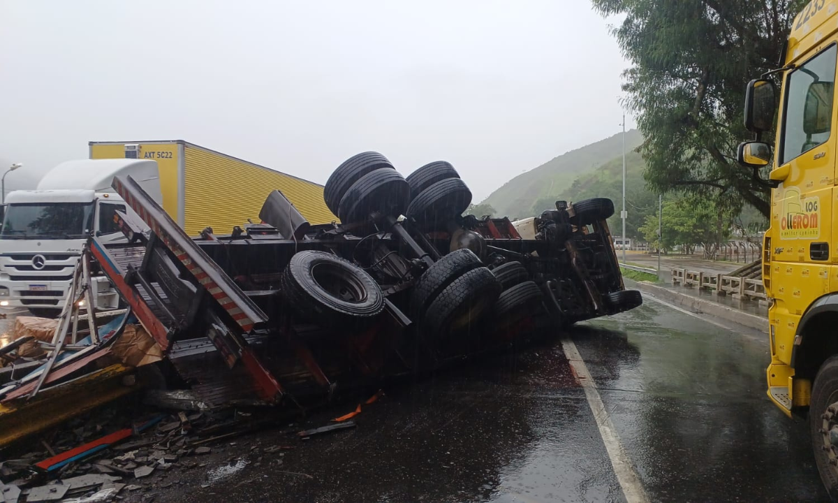 Uma pessoa fica ferida em tombamento de carreta na Dutra