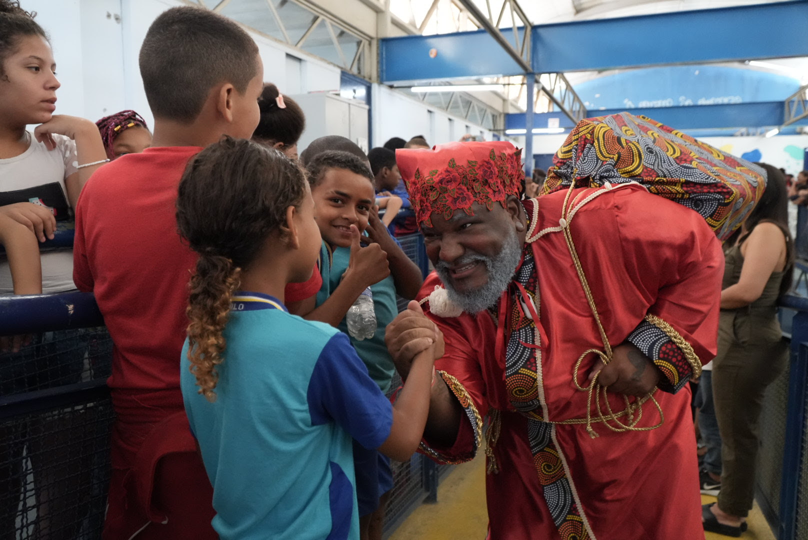 Vini Jr. leva Papai Noel Preto a escola de São Gonçalo; veja fotos