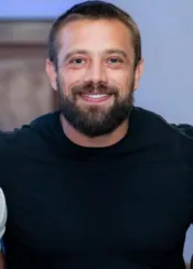 Ator Rafael Cardoso surge irreconhecível