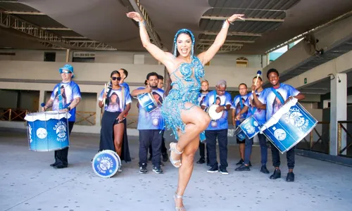 Monique Rizzeto foi a Rainha de Bateria da Acadêmicos de Niterói neste ano