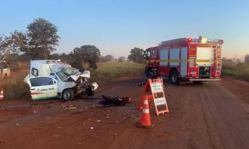 Ambulância ficou completamente destruída com o impacto