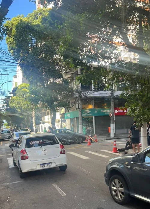 Operadores da NitTrans orientam os motoristas no trecho
