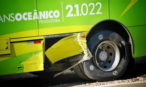 Lateral do ônibus envolvido no acidente ficou danificada