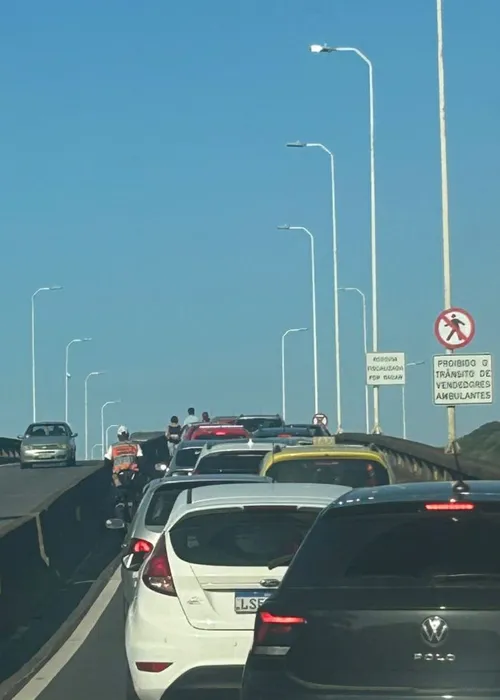 Faixas interditadas complica o trânsito no sentido Rio