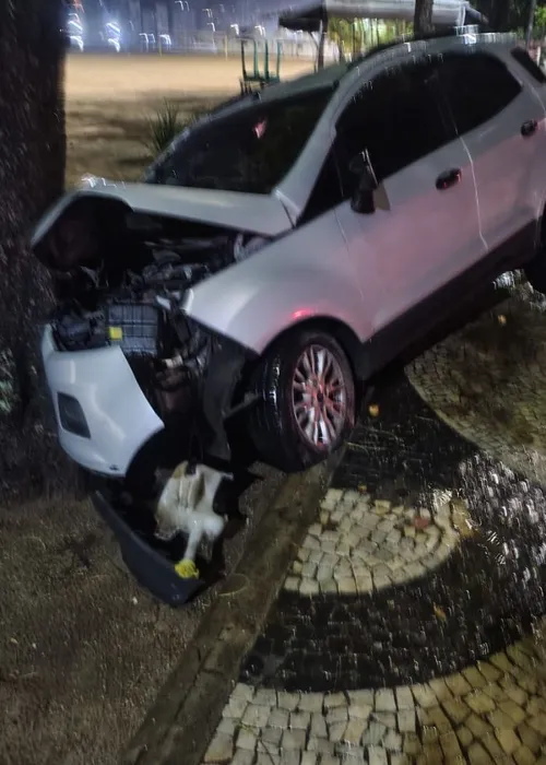 Dianteira do carro ficou completamente destruída