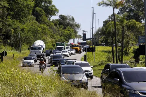 Equipes atuam na via para normalizar o fluxo