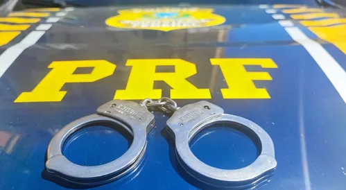 O suspeito estava na condição de passageiro de um automóvel