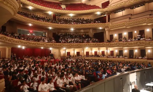 Centenas de jovens assistiram à apresentação especial do 'Lago dos Cisnes'