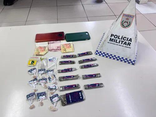 Ao todo, foram apreendidos 12 invólucros de maconha, 11 pedras de crack, 2 pinos de cocaína e dois celulares