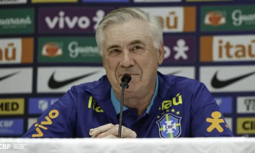 Ancelotti completou 66 anos nesta terça (10) e recebeu homenagem da torcida nas arquibancadas
