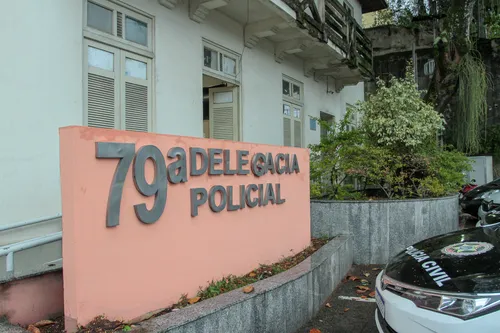 O homem e o material apreendido foram encaminhados à 79ª DP (Jurujuba), onde o acusado foi autuado em flagrante por associação para o tráfico de drogas