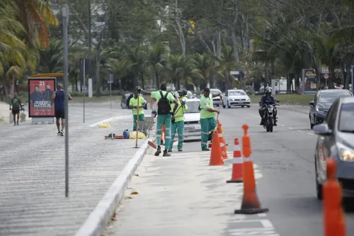 Equipes fazem a retirada da areia da pista