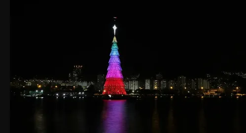 Árvore de Natal da Lagoa é famosa por refletir suas luzes sobre o espelho d’água