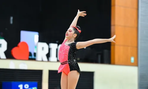 Laura Hipp é considerada uma grande promessa na ginástica rítmica