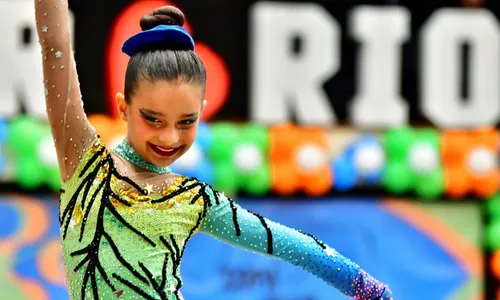 Na foto, Thaís Borges, de 9 anos, se apresentando em Ginástica Rítmica