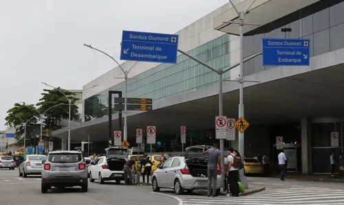 Operações de pouso e decolagem foram temporariamente suspensas por aproximadamente 25 minutos