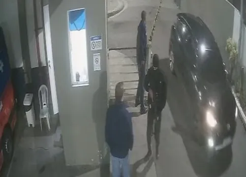 Momento em que um segurança foi rendido pelos bandidos
