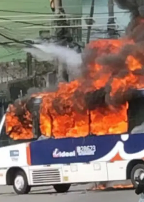 Um ônibus foi incendiado pelos criminosos