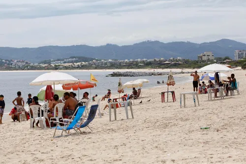 Banhistas curtiram a praia nesta segunda-feira (3)