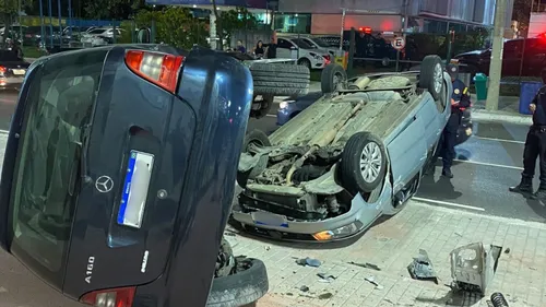 Populares que passavam pelo local foram os que ajudaram os condutores a saírem dos veículos