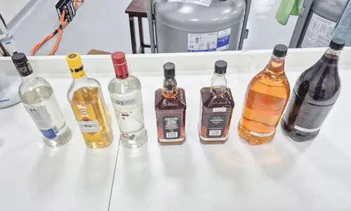 Garrafas com bebidas adulteradas foram apreendidas