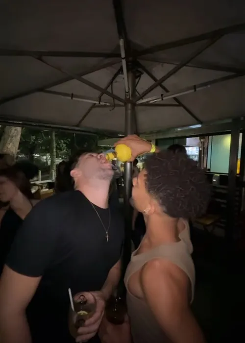 Colegas do Dança dos Famosos curtiram a noite em quiosque à beira-mar