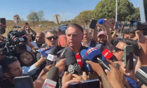 Bolsonaro fala à imprensa após decisão do STF que determinou uso de tornozeleira