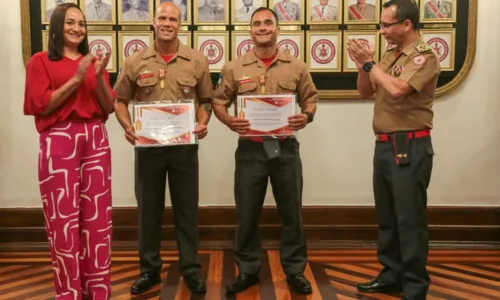 A mulher que os salva-vidas resgataram do mar participou da condecoração