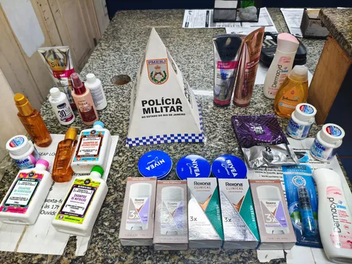 Segundo a PM, a mulher tentou sair do mercado com 20 itens de beleza e higiene sem pagar