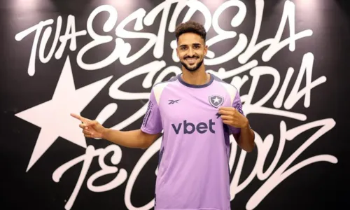 Chris Ramos se apresenta ao Botafogo e promete dedicação total à equipe