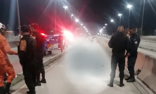 O corpo do policial ficou caído na faixa do BRT