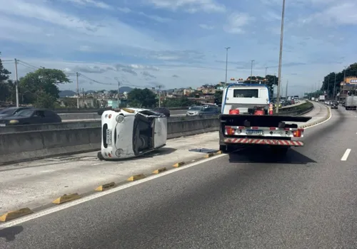 A calha do BRT está interditada, e o fluxo de veículos está sendo desviado para a pista de rolamento
