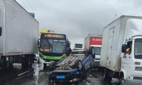 Carro capotado na Avenida Brasil