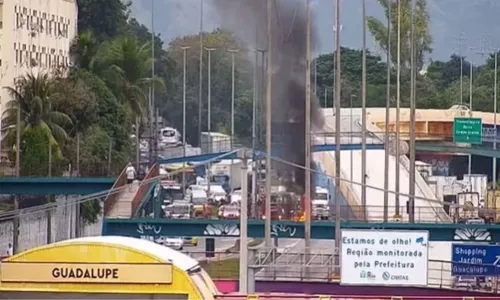 Ainda não há informações sobre as causas do incêndio no veículo