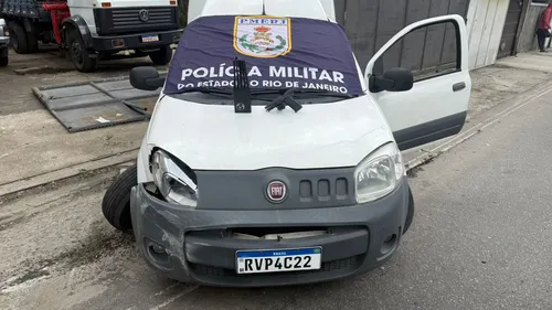 Os criminosos adulteraram a placa do veículo após o roubo, segundo a PM