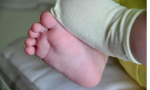 Testemunhas relataram que a mãe teria agredido o bebê em público e o colocado em situação de risco de morte