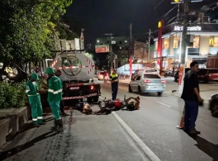 Segundo informações, a moto colidiu na traseira de um caminhão que estava parado na faixa da esquerda