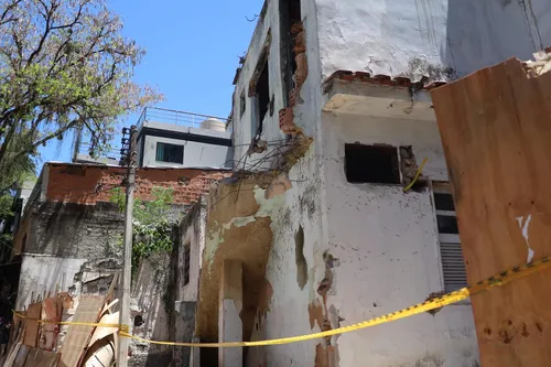 Imóvel abandonado na Rua Leandro Mota
